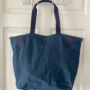 Lululemon ACUTE TOTE Lightweight Packable Nylon 23L Tote Blue Navy